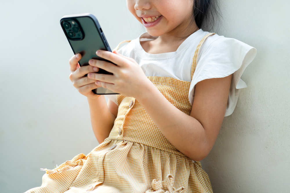 Lawmaker wants to ban social media for under 16: Here’s what to know Girl Smartphone - PhilSTAR Tech