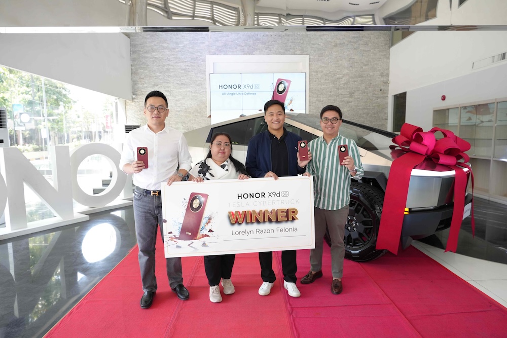 Buyer of 10 HONOR X9d 5G units wins Tesla Cybertruck HONOR X9d 5G Tesla Winner Awarding 02